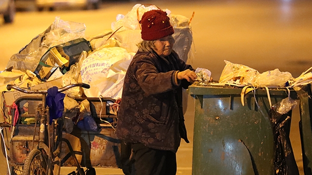 敬禮，勵(lì)志可愛的“拾荒奶奶”