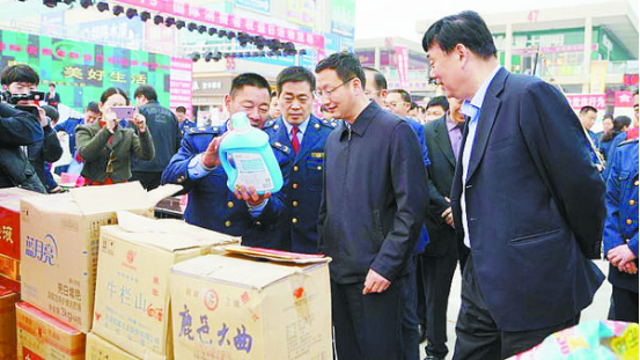 項(xiàng)城市消協(xié)、市工商局舉行國(guó)際消費(fèi)者權(quán)益日宣傳活動(dòng)