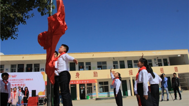 周口留守兒童的國慶節(jié)：敬隊禮、升國旗