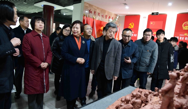 張振?！胺榛鹉甏扁x瓷泥塑藝術(shù)展在周口市文化中心展出